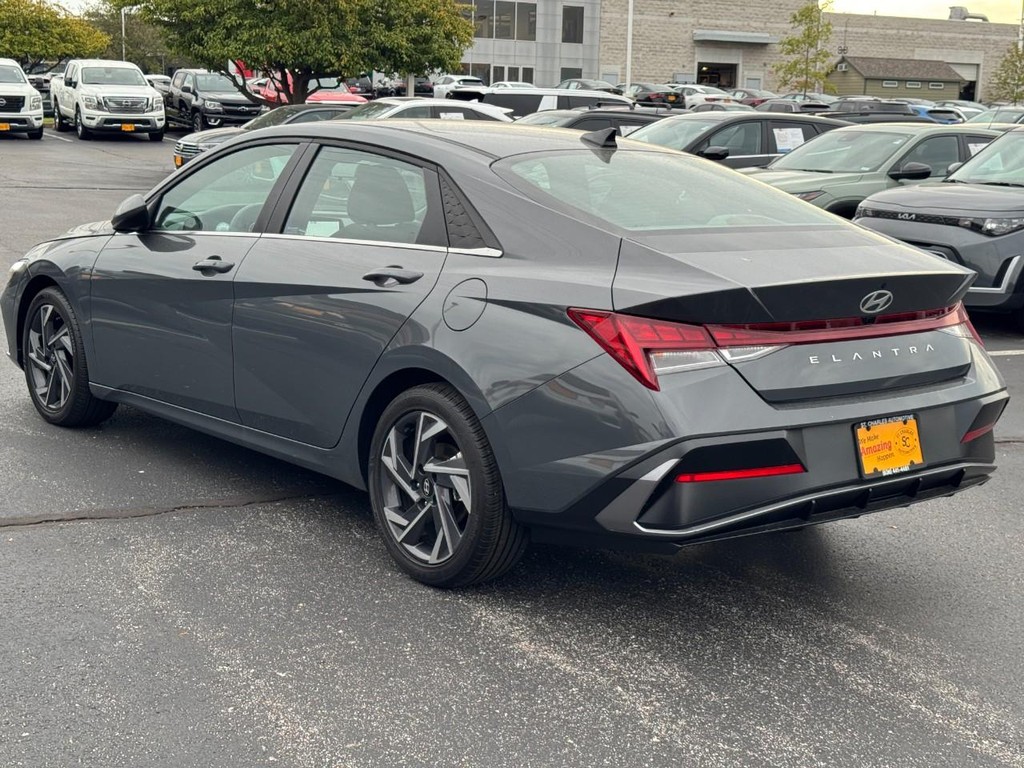 Hyundai Elantra Vehicle Full-screen Gallery Image 06