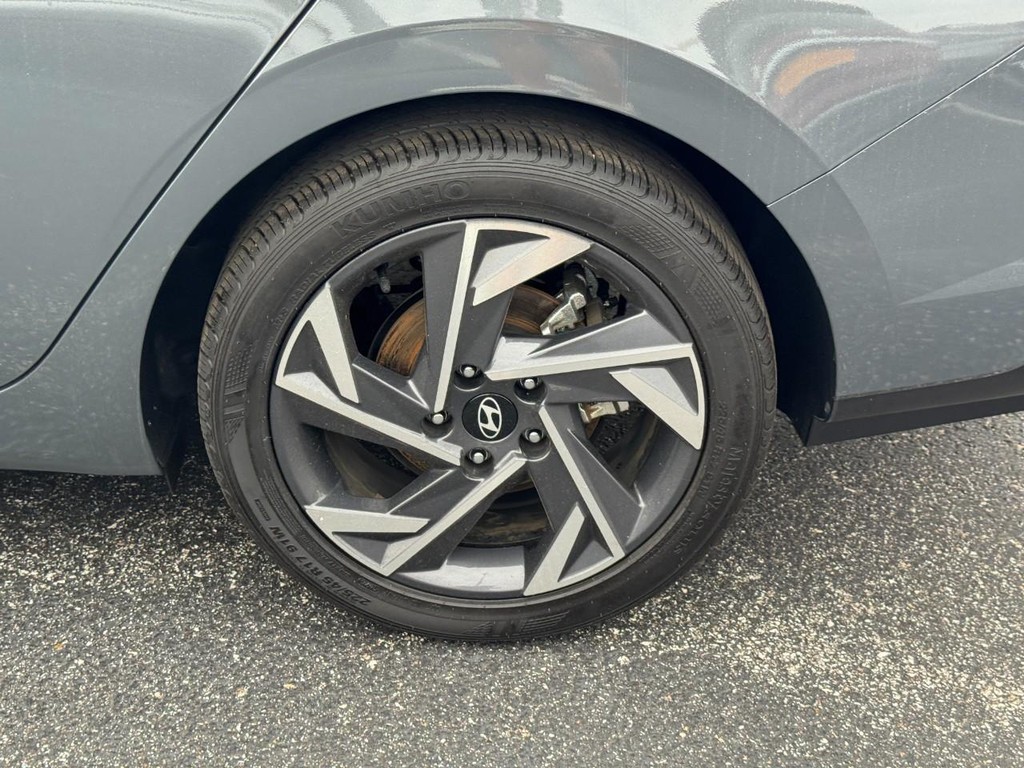 Hyundai Elantra Vehicle Full-screen Gallery Image 07