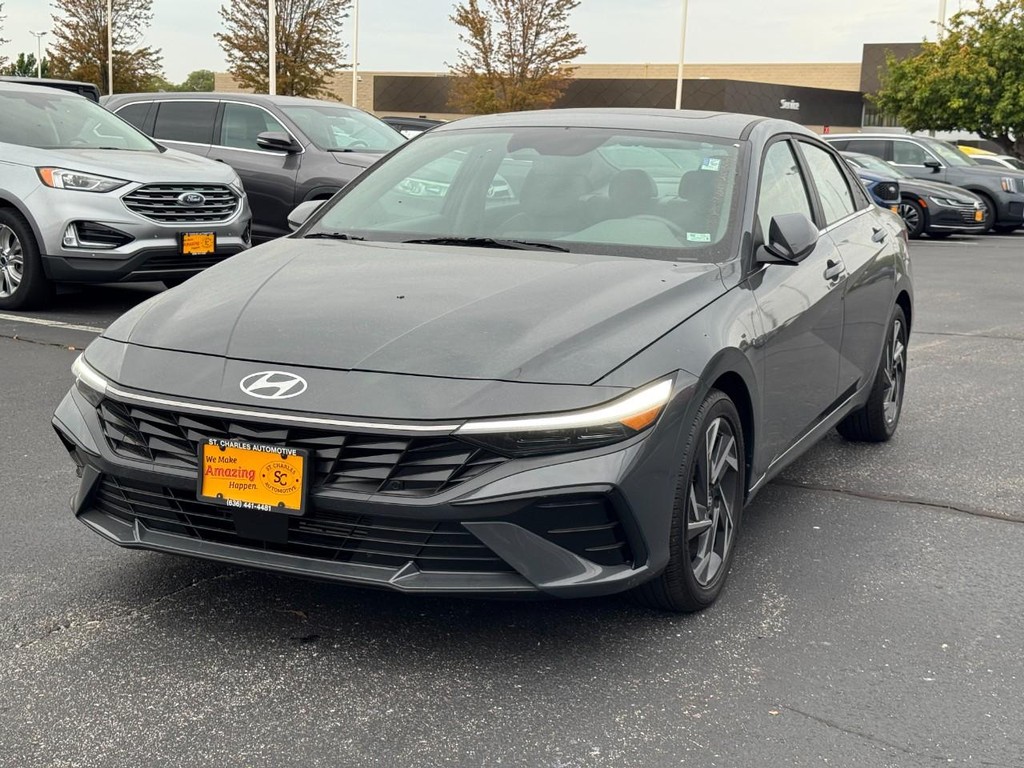 Hyundai Elantra Vehicle Full-screen Gallery Image 08