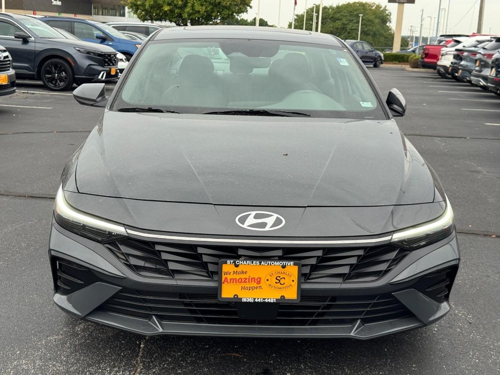 Hyundai Elantra Vehicle Full-screen Gallery Image 09