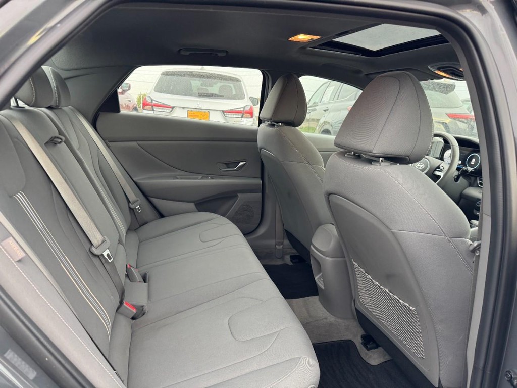 Hyundai Elantra Vehicle Full-screen Gallery Image 10