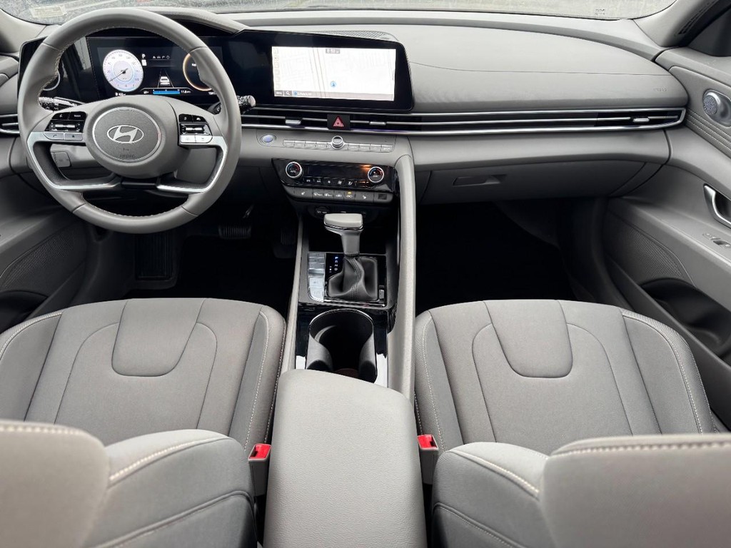 Hyundai Elantra Vehicle Full-screen Gallery Image 11