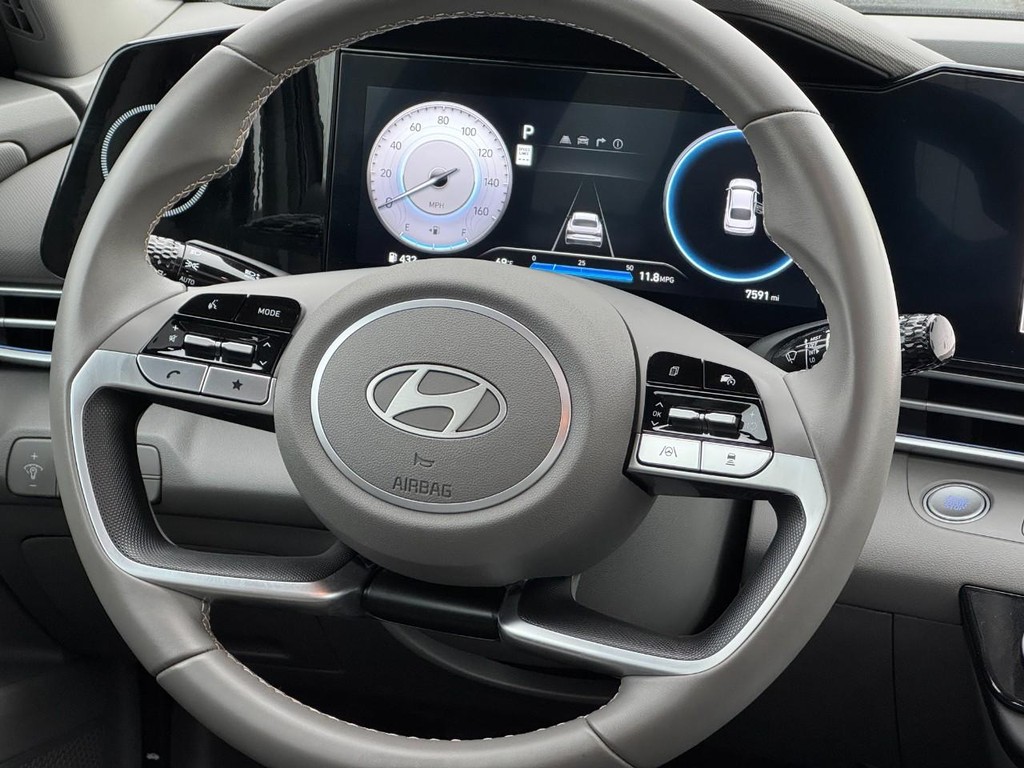 Hyundai Elantra Vehicle Full-screen Gallery Image 12