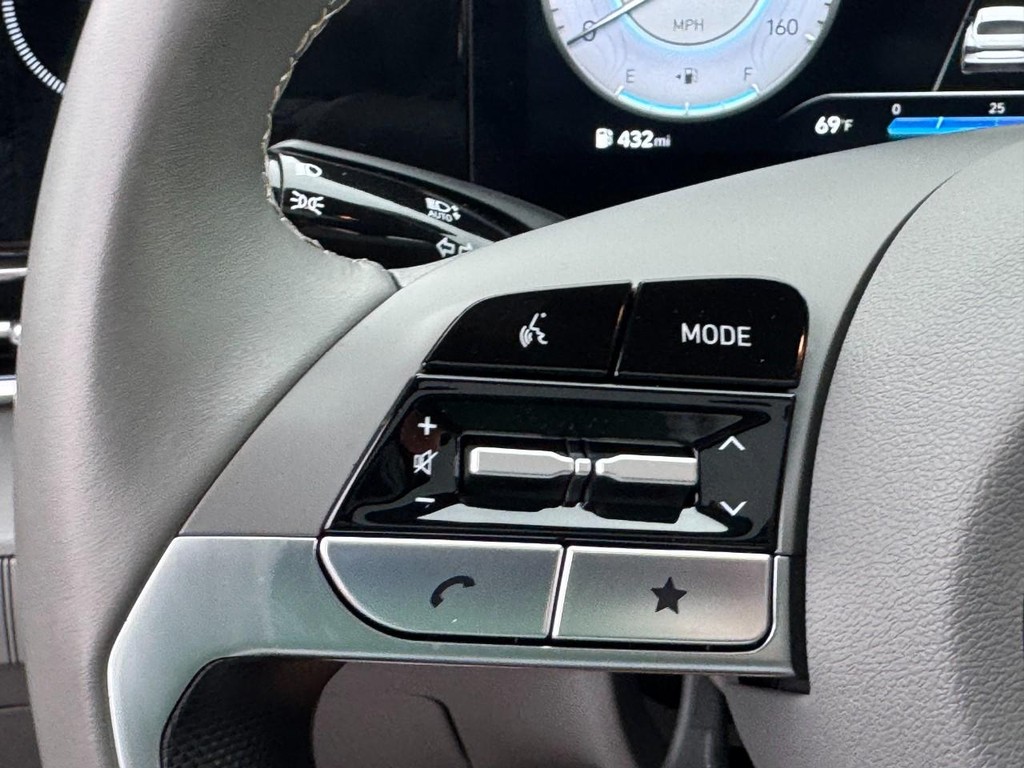 Hyundai Elantra Vehicle Full-screen Gallery Image 16