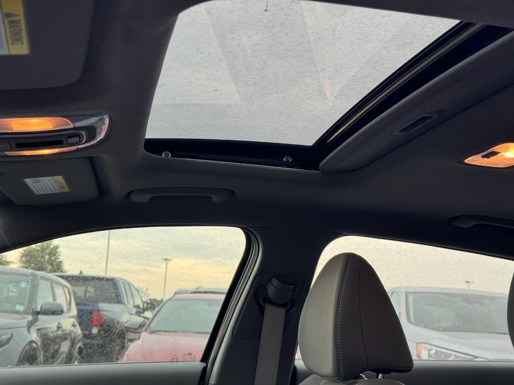 Hyundai Elantra Vehicle Full-screen Gallery Image 23