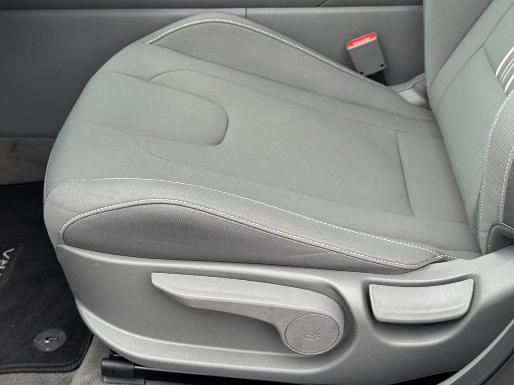 Hyundai Elantra Vehicle Full-screen Gallery Image 24