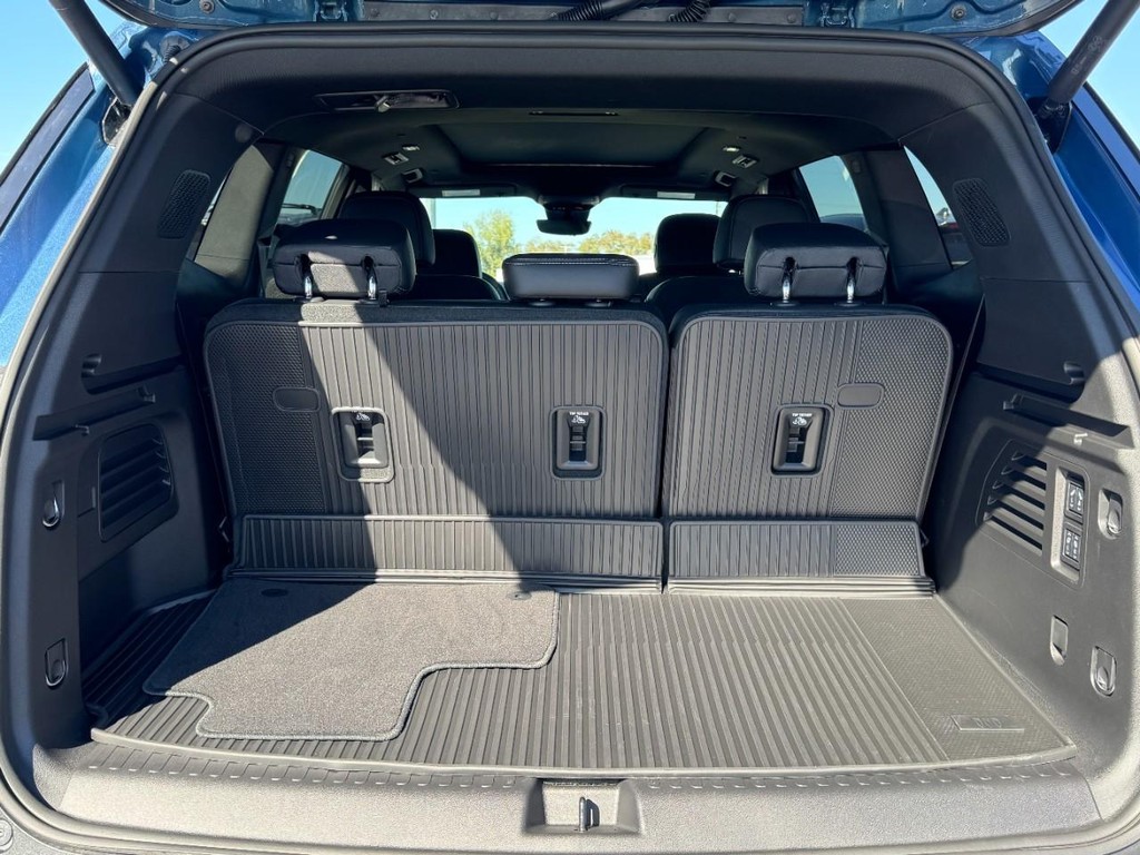 Buick Enclave Vehicle Full-screen Gallery Image 06