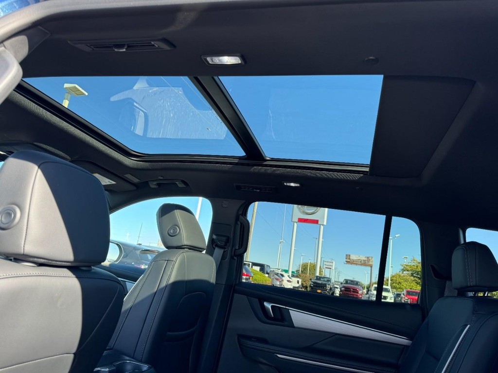 Buick Enclave Vehicle Full-screen Gallery Image 14