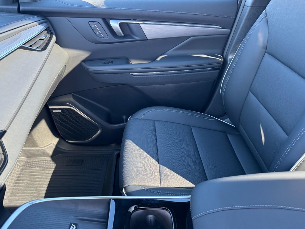 Buick Enclave Vehicle Full-screen Gallery Image 15