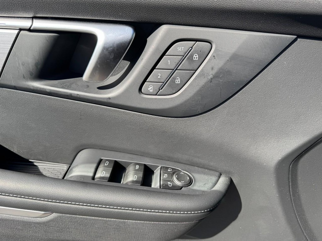 Buick Enclave Vehicle Full-screen Gallery Image 17