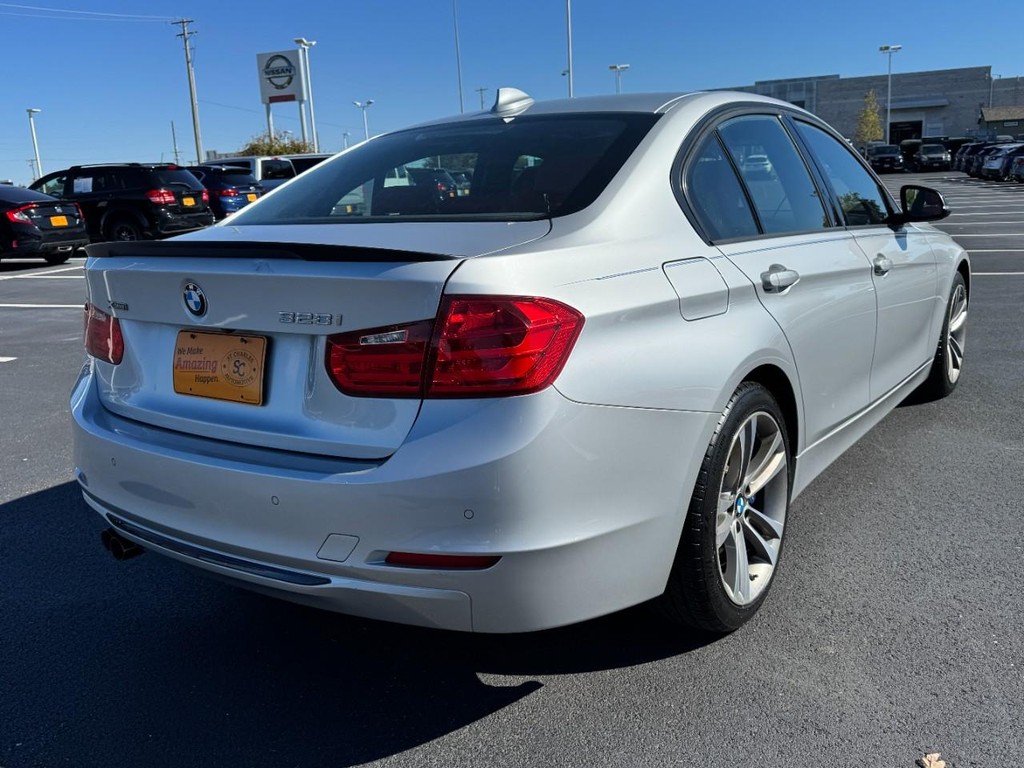 BMW 3 Series Vehicle Full-screen Gallery Image 03