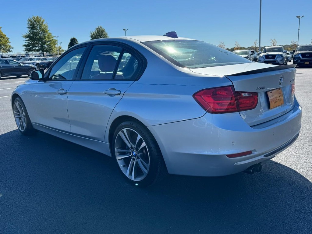 BMW 3 Series Vehicle Full-screen Gallery Image 05