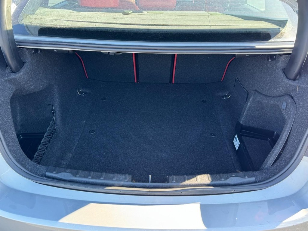 BMW 3 Series Vehicle Full-screen Gallery Image 06