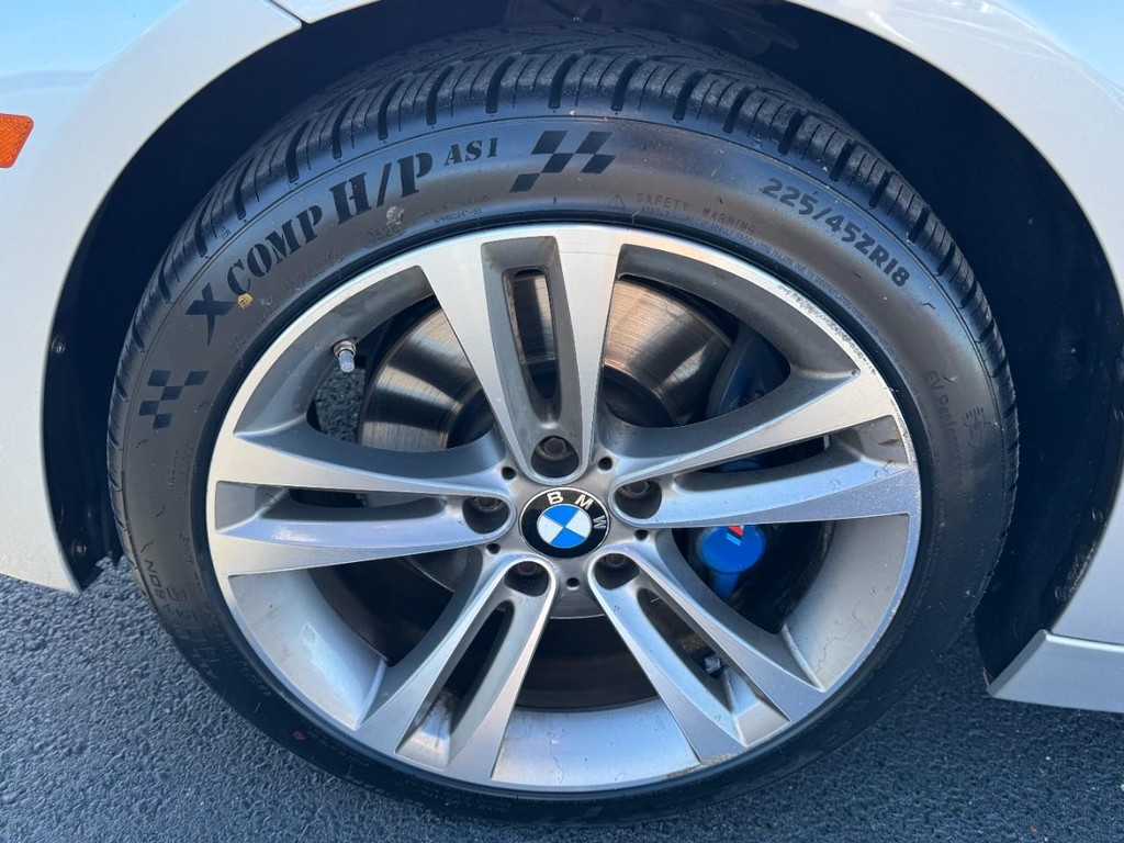 BMW 3 Series Vehicle Full-screen Gallery Image 07