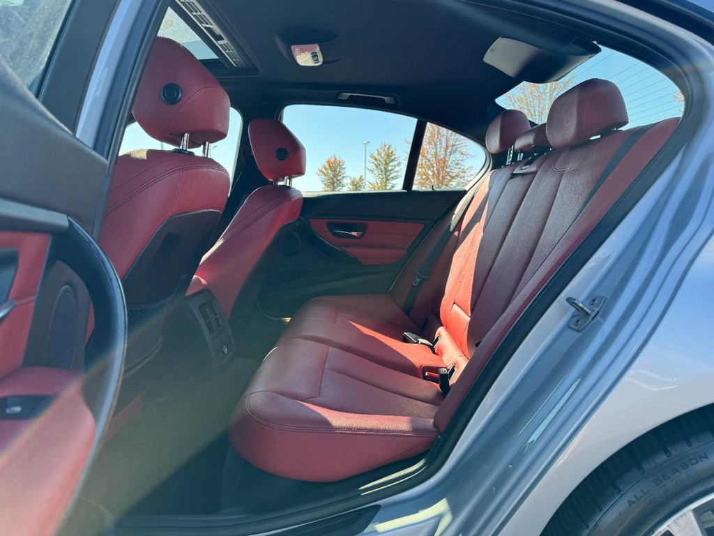 BMW 3 Series Vehicle Full-screen Gallery Image 10