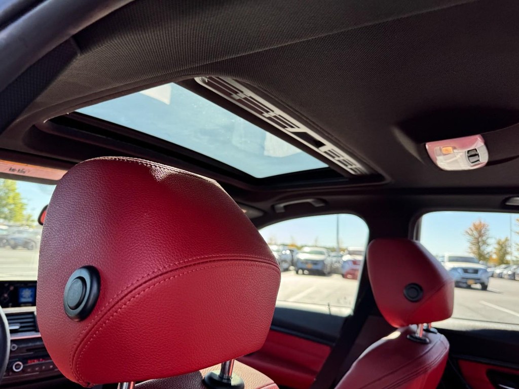 BMW 3 Series Vehicle Full-screen Gallery Image 11