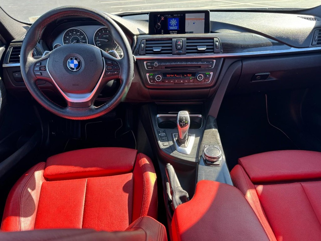 BMW 3 Series Vehicle Full-screen Gallery Image 12