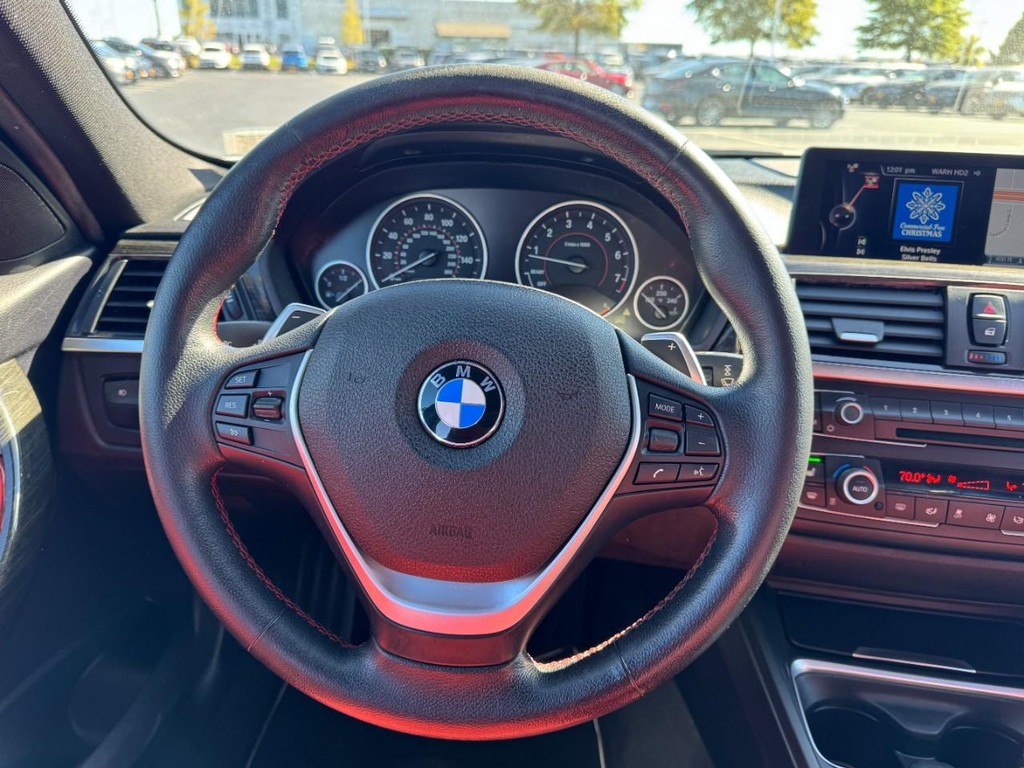 BMW 3 Series Vehicle Full-screen Gallery Image 13