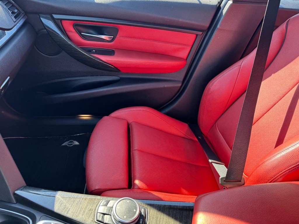 BMW 3 Series Vehicle Full-screen Gallery Image 14