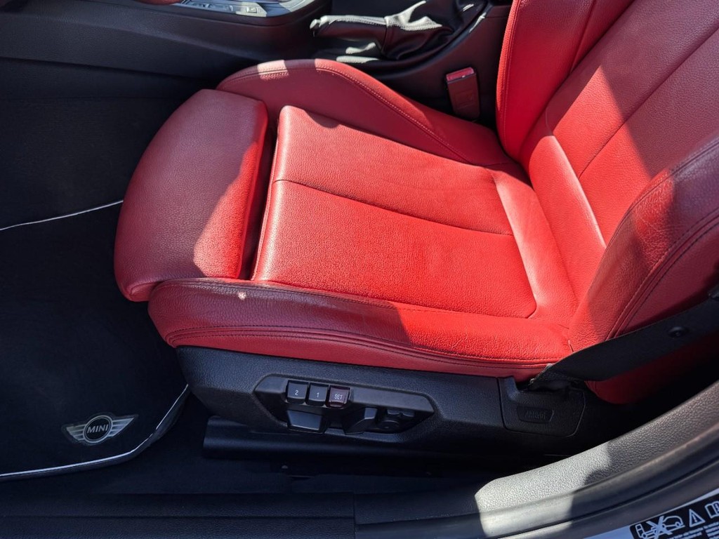 BMW 3 Series Vehicle Full-screen Gallery Image 15