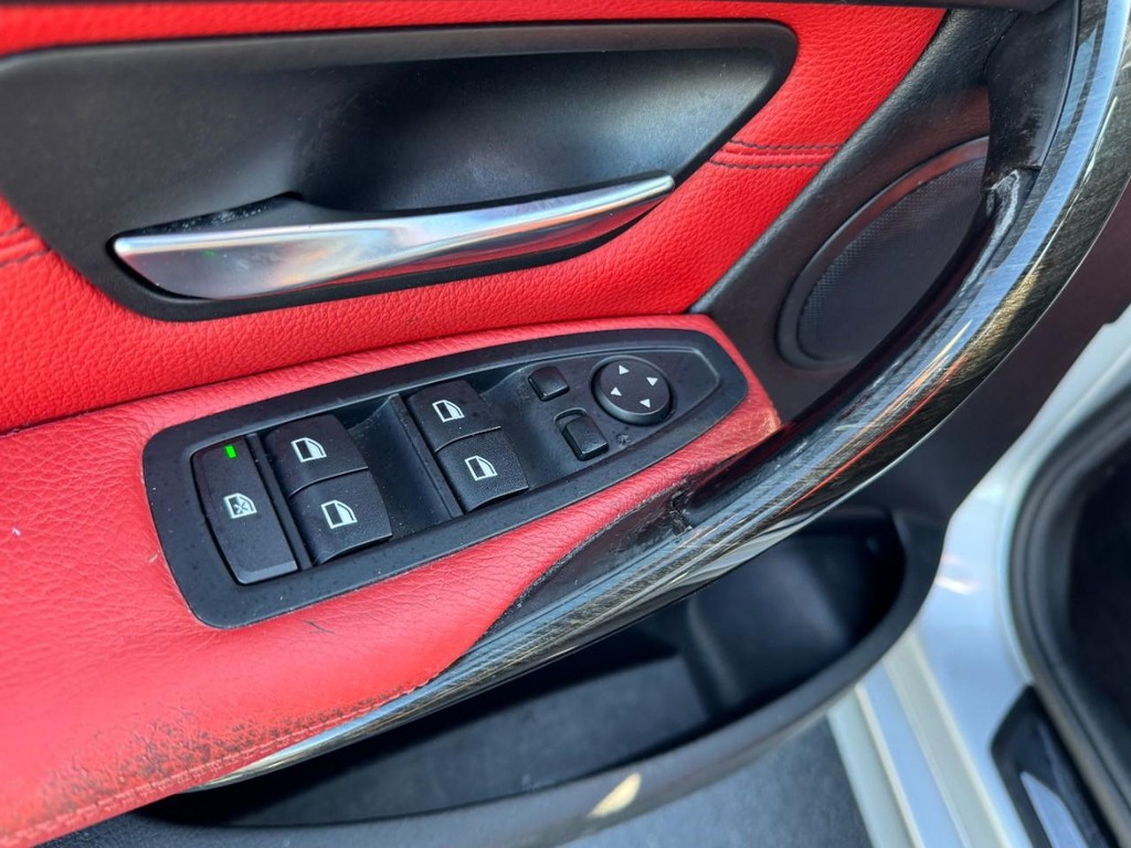 BMW 3 Series Vehicle Full-screen Gallery Image 16