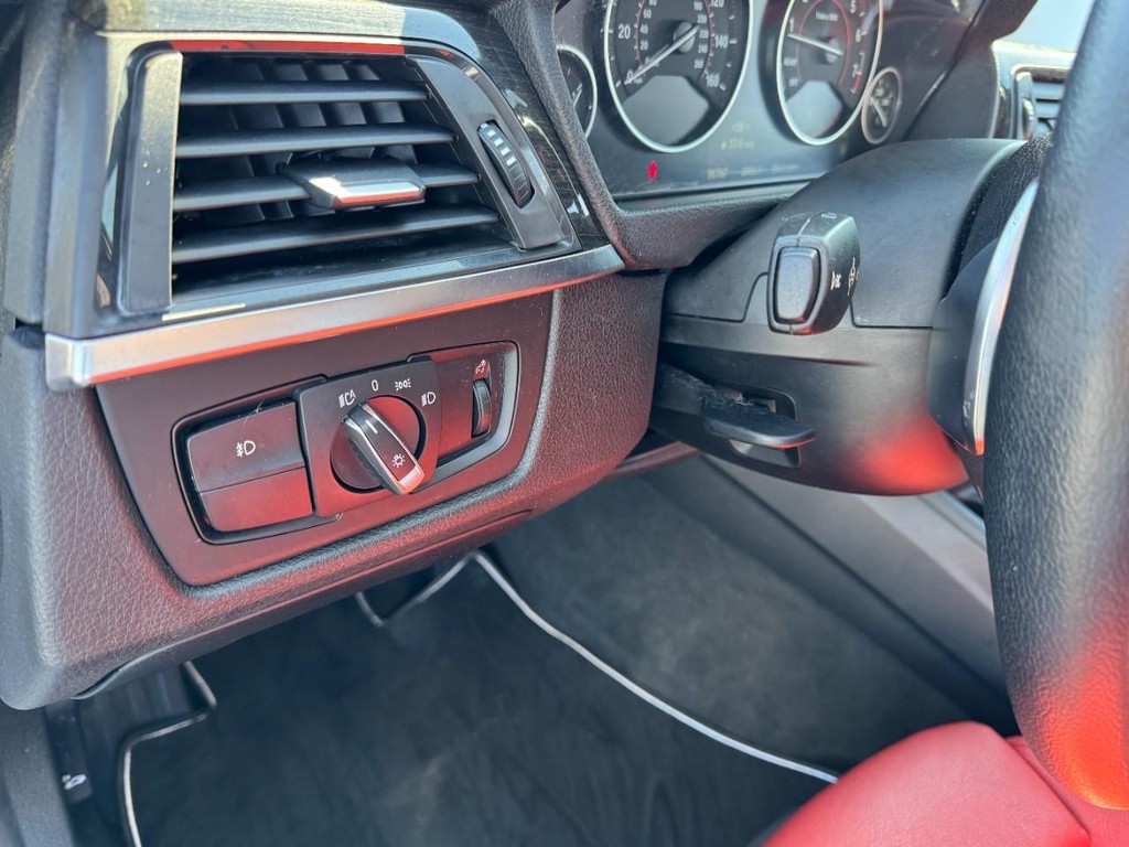 BMW 3 Series Vehicle Full-screen Gallery Image 17