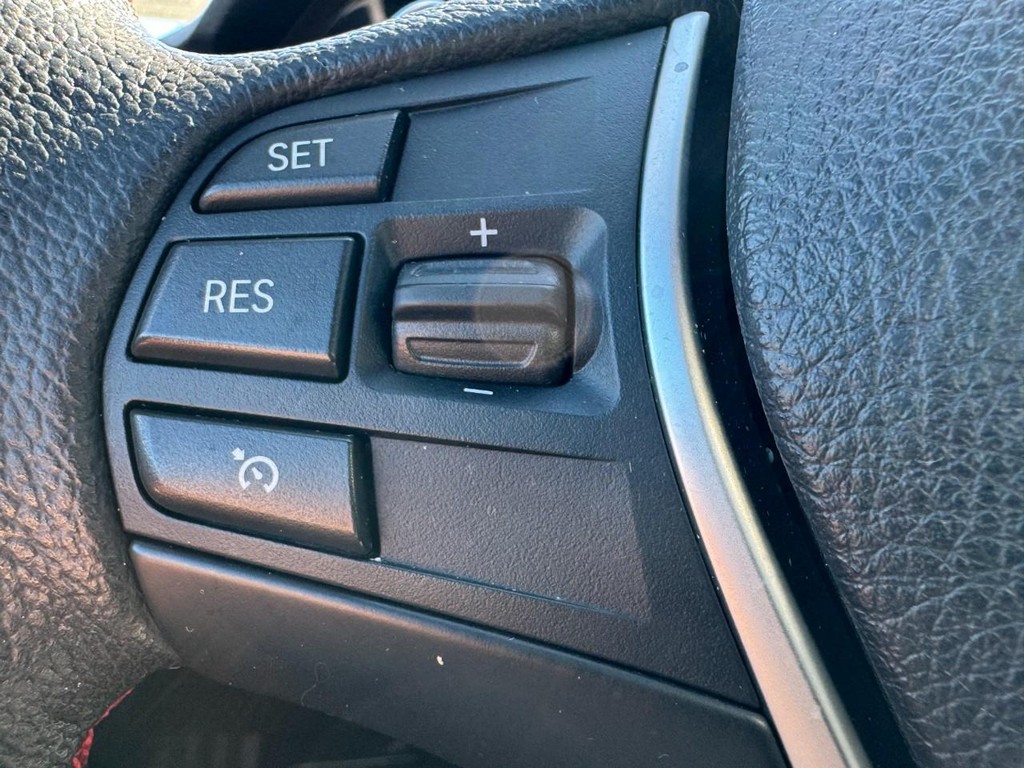 BMW 3 Series Vehicle Full-screen Gallery Image 18