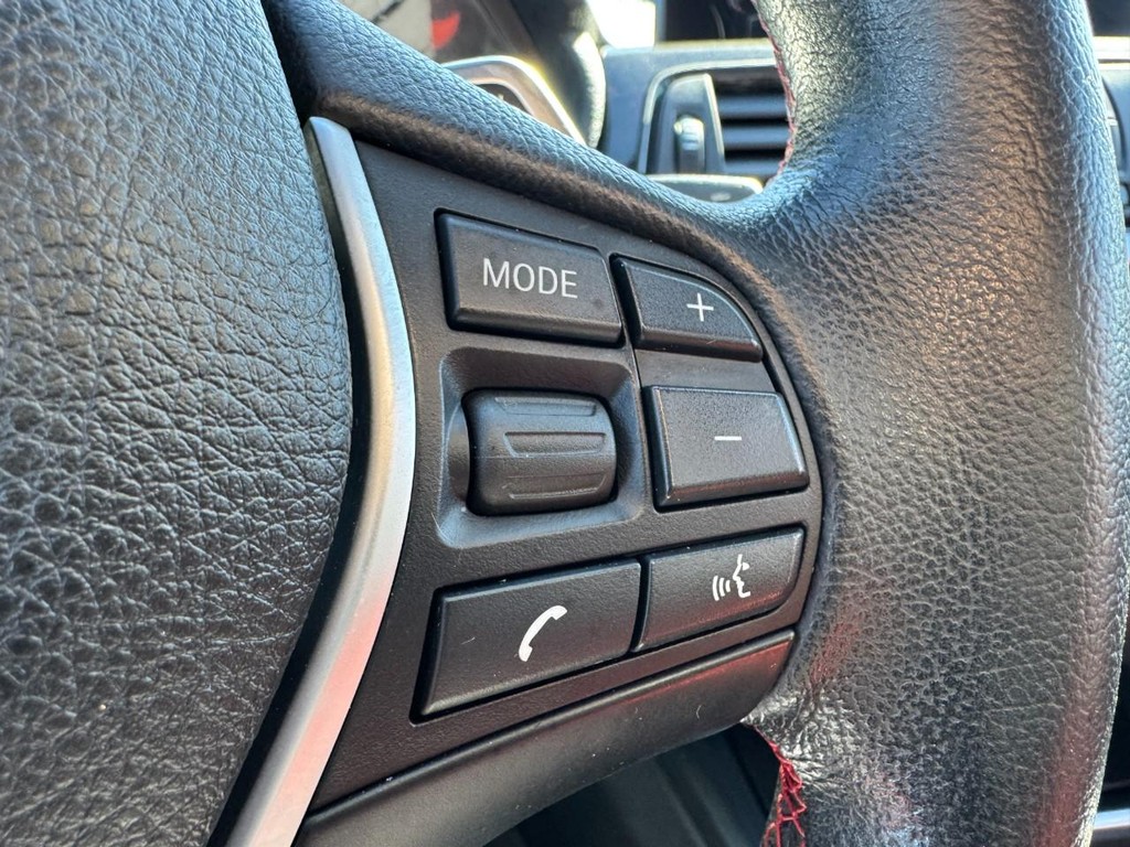 BMW 3 Series Vehicle Full-screen Gallery Image 19