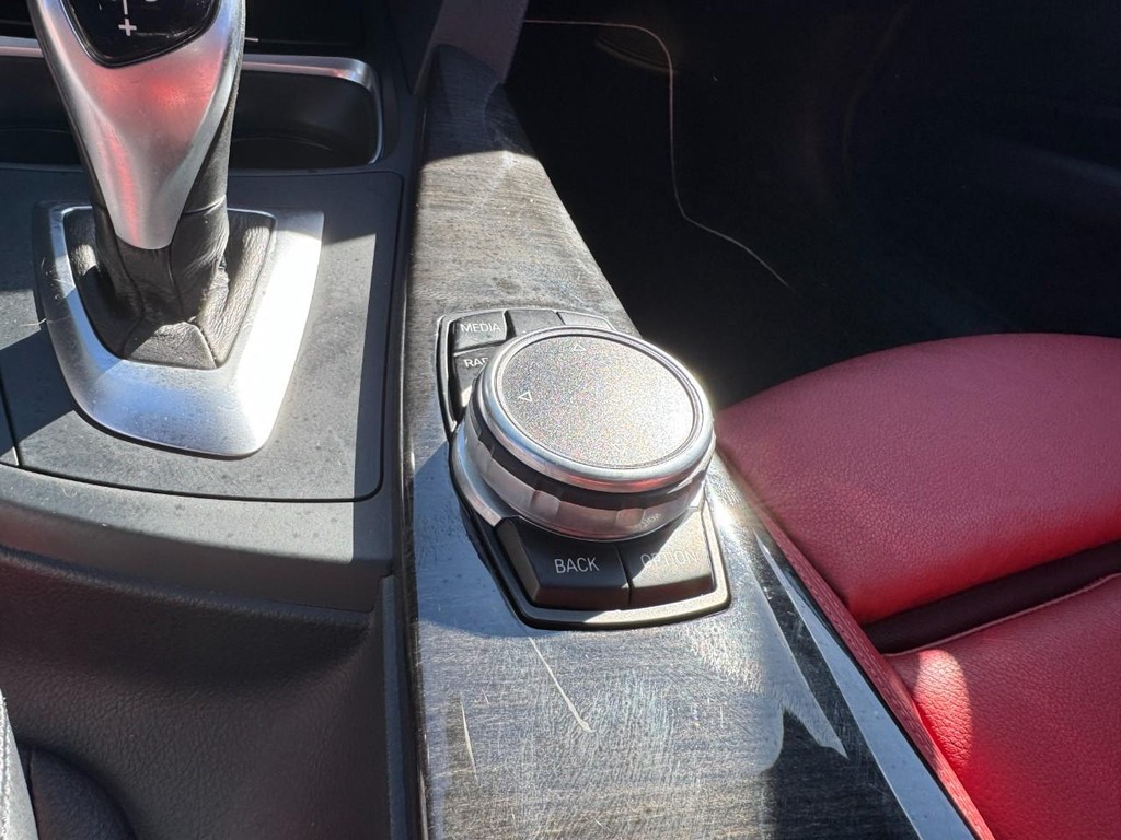 BMW 3 Series Vehicle Full-screen Gallery Image 20