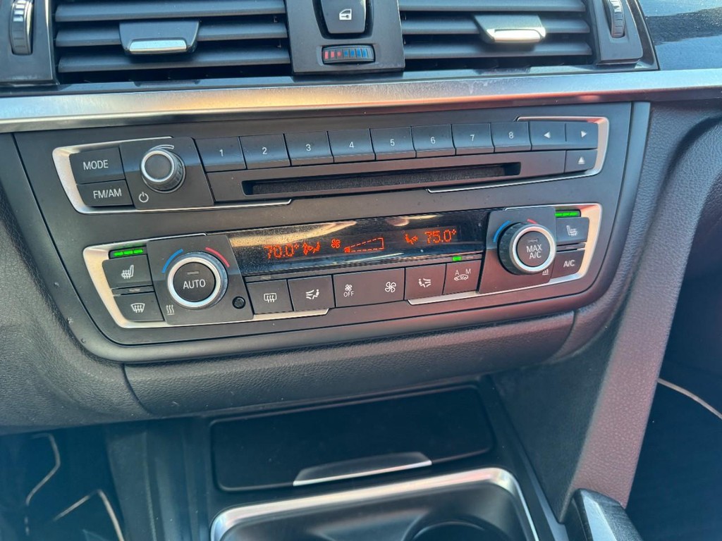 BMW 3 Series Vehicle Full-screen Gallery Image 21