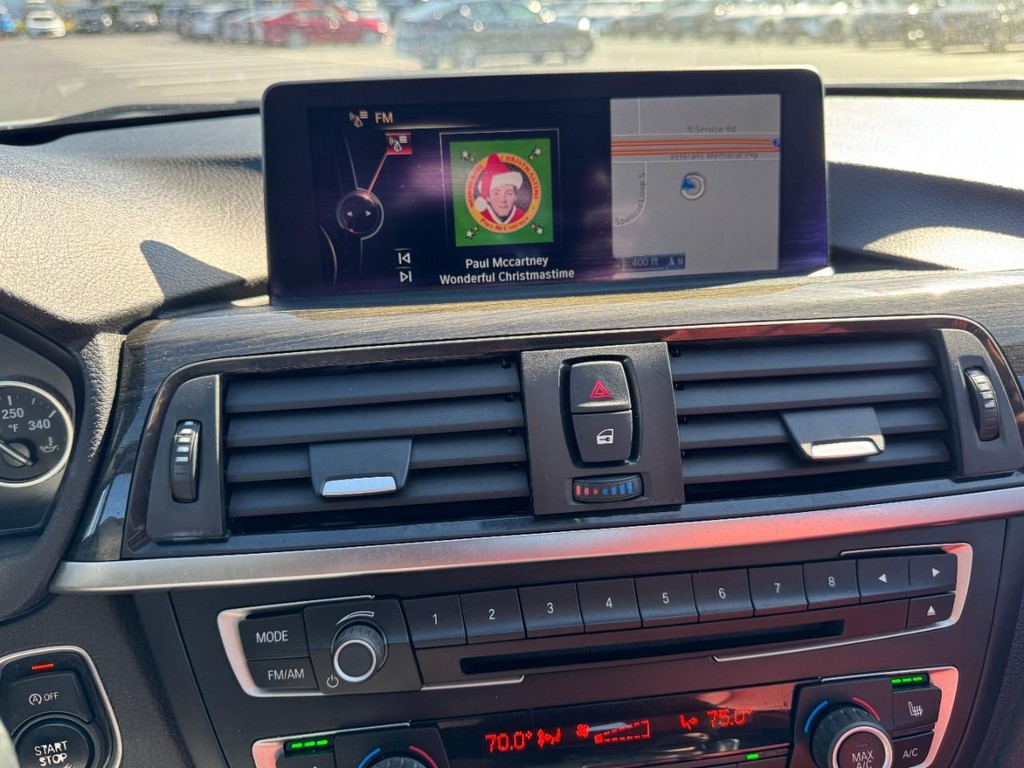 BMW 3 Series Vehicle Full-screen Gallery Image 22