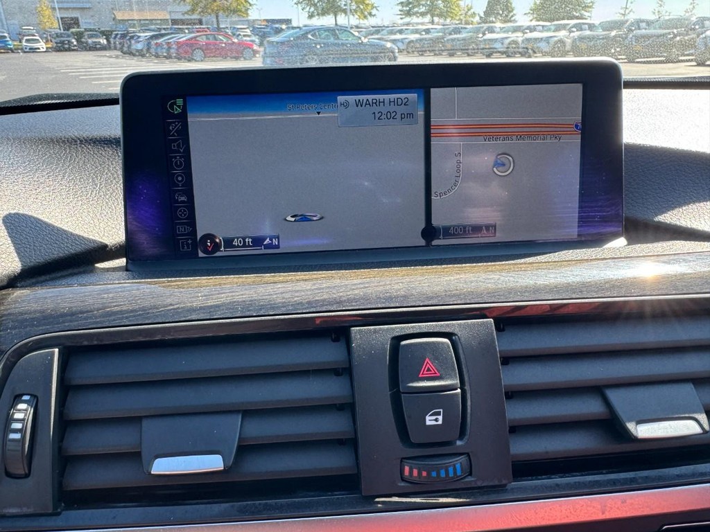 BMW 3 Series Vehicle Full-screen Gallery Image 23