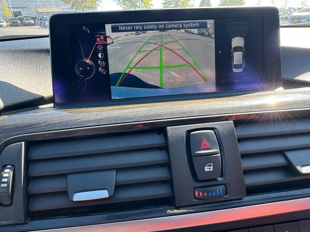 BMW 3 Series Vehicle Full-screen Gallery Image 24