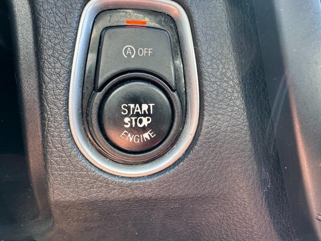 BMW 3 Series Vehicle Full-screen Gallery Image 25