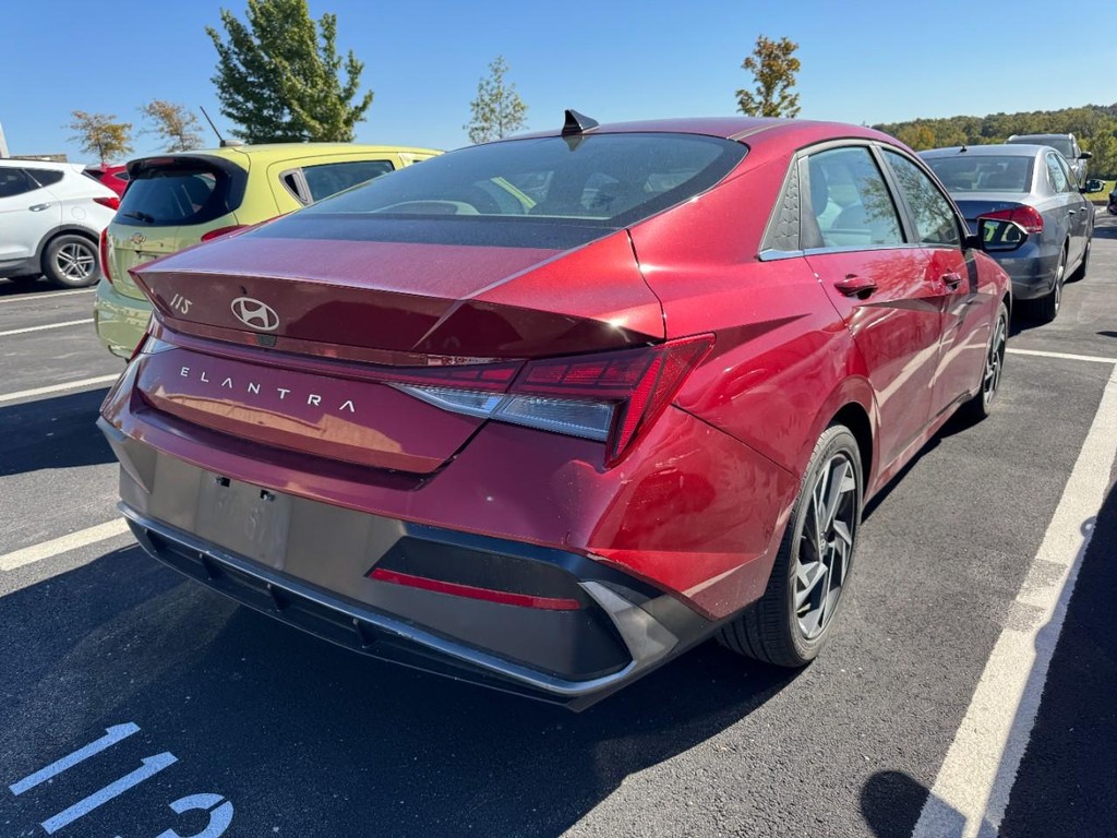 Hyundai Elantra Vehicle Full-screen Gallery Image 02