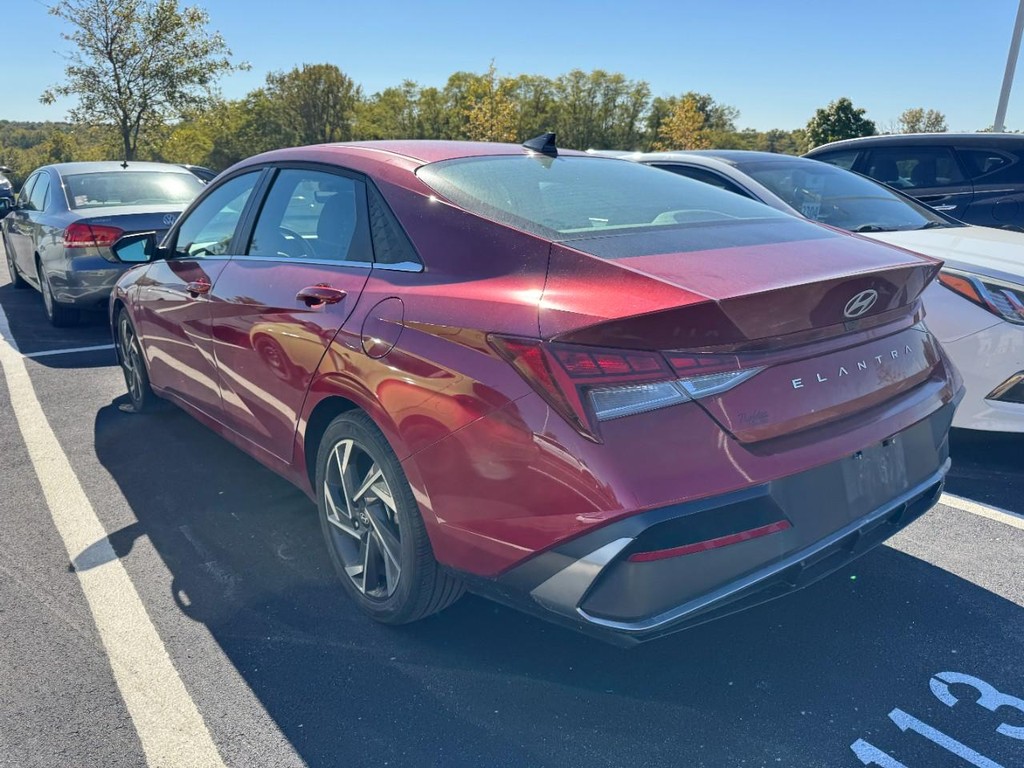 Hyundai Elantra Vehicle Full-screen Gallery Image 04