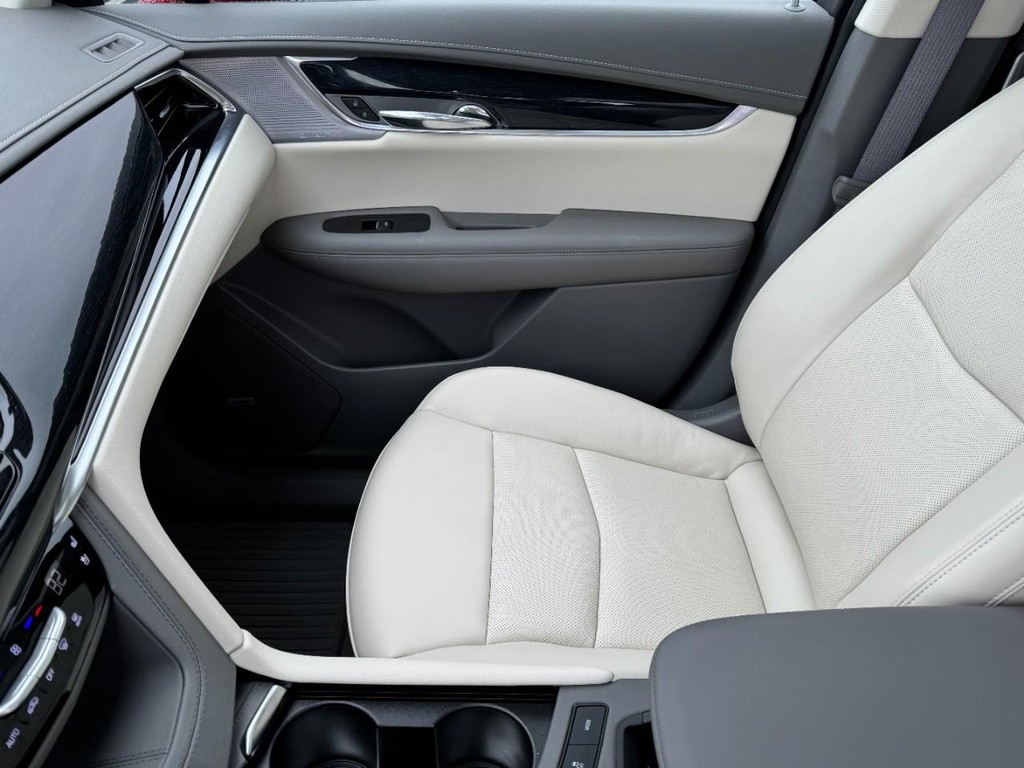 Cadillac XT6 Vehicle Full-screen Gallery Image 15