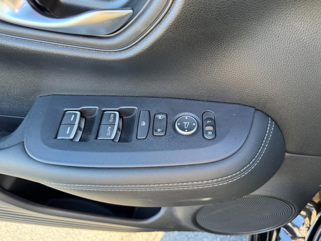 Honda HR-V Vehicle Full-screen Gallery Image 16