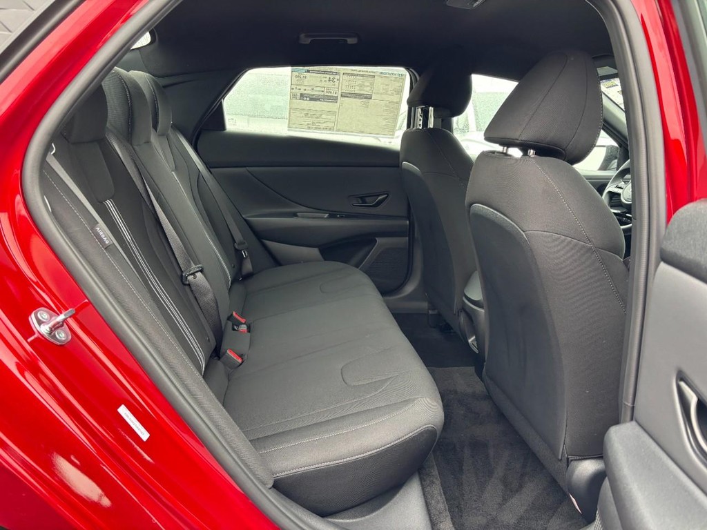 Hyundai Elantra Vehicle Full-screen Gallery Image 05