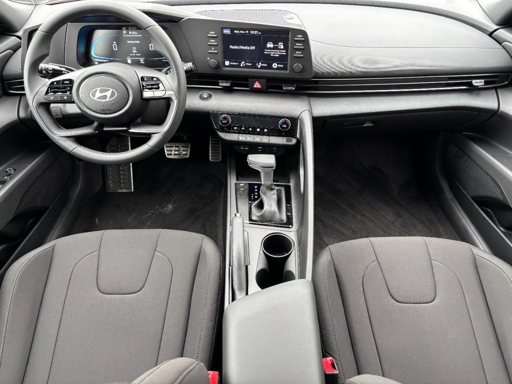 Hyundai Elantra Vehicle Full-screen Gallery Image 06