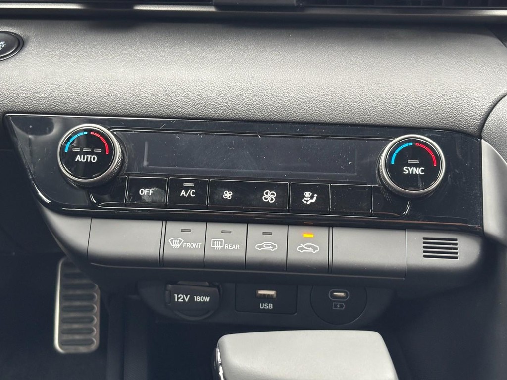 Hyundai Elantra Vehicle Full-screen Gallery Image 09