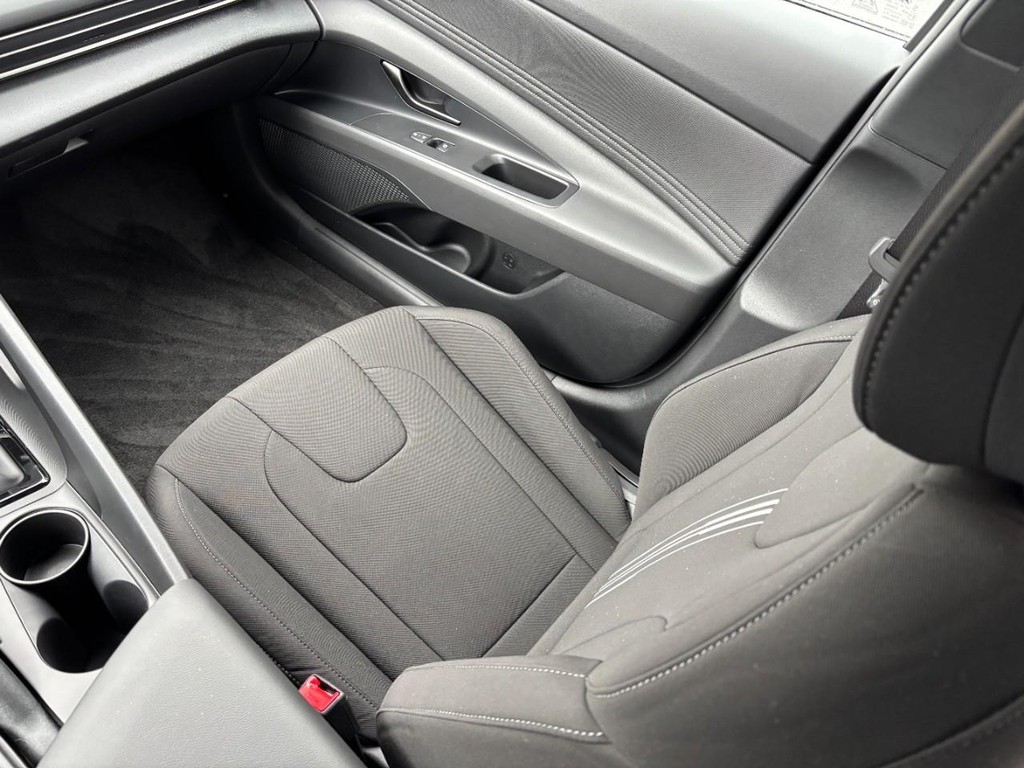 Hyundai Elantra Vehicle Full-screen Gallery Image 10