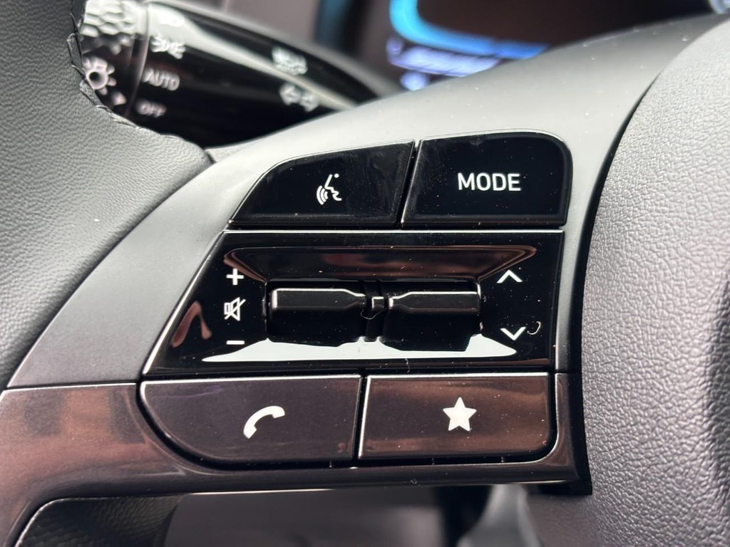 Hyundai Elantra Vehicle Full-screen Gallery Image 12