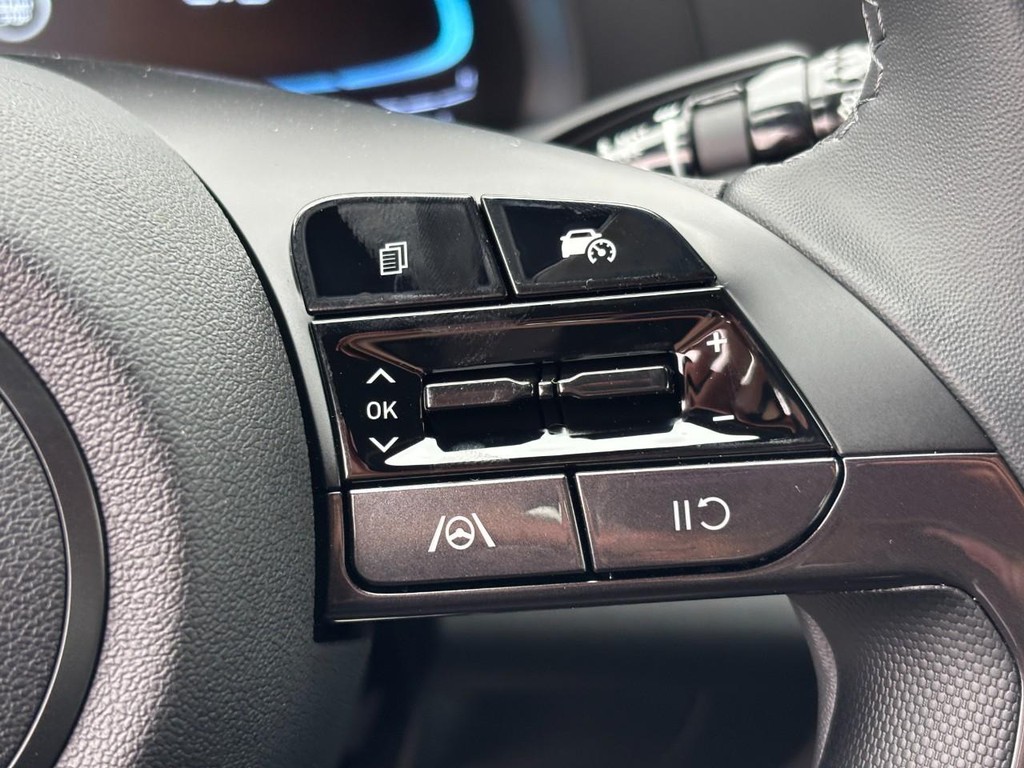 Hyundai Elantra Vehicle Full-screen Gallery Image 13