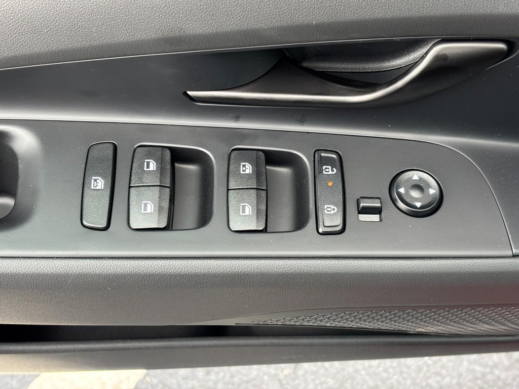Hyundai Elantra Vehicle Full-screen Gallery Image 17