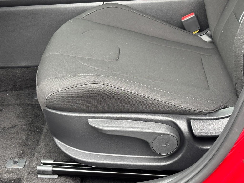 Hyundai Elantra Vehicle Full-screen Gallery Image 18