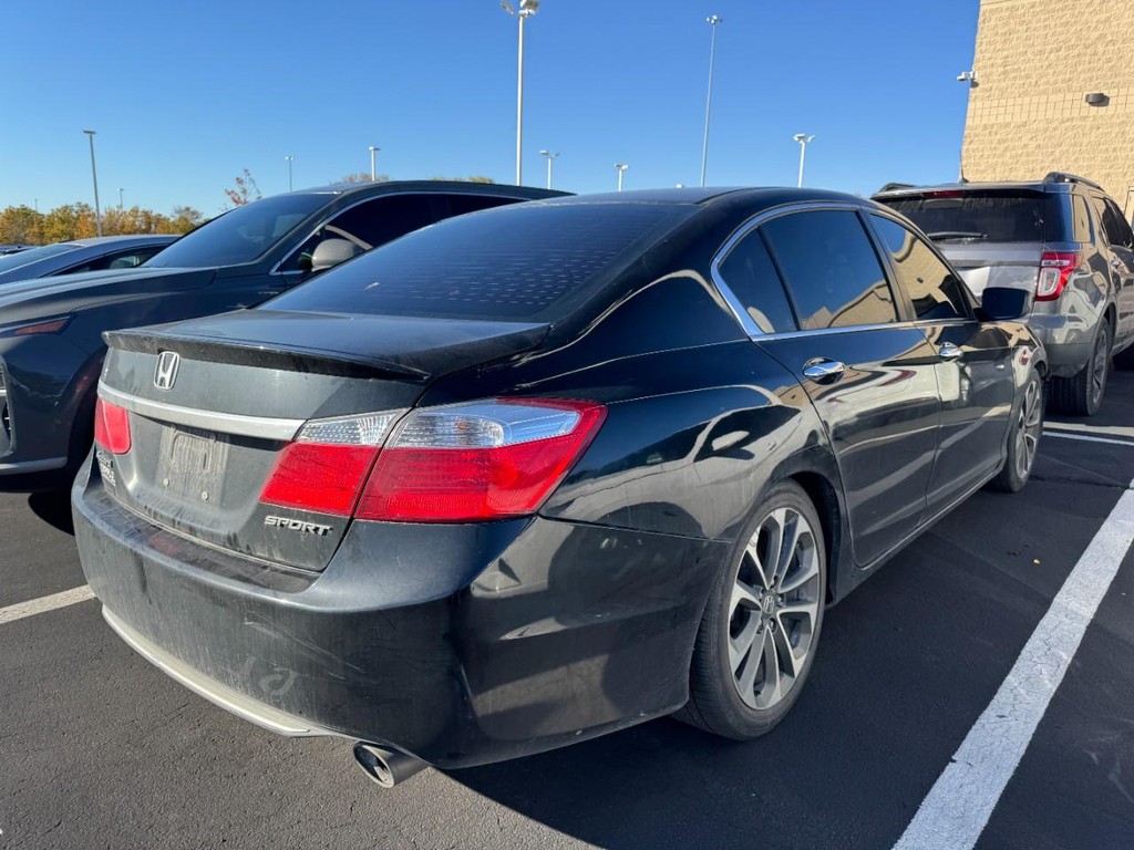 Honda Accord Sedan Vehicle Full-screen Gallery Image 02