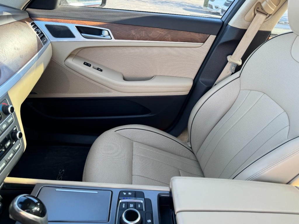 Genesis G80 Vehicle Full-screen Gallery Image 14