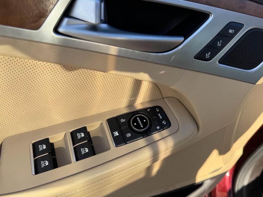 Genesis G80 Vehicle Full-screen Gallery Image 16