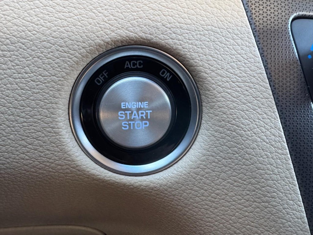 Genesis G80 Vehicle Full-screen Gallery Image 24